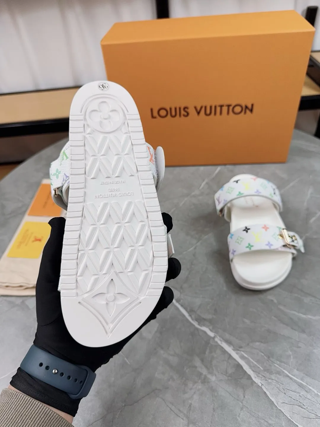 👟👟Ex-factory price 400👟👟 New slippers for spring and summer🌟The belt buckle is adjustable and elastic, full of beach style, original molded LV metal logo decoration, fashionable and beautiful, super versatile🤳🏻upper cowhide/customized imported jacquard fabric/original old-fashioned leather material, water-dyed sheepskin lining (water platform + wear-resistant velvet + rubber sole) three-layer combination outsole 🔶Size: Female 35-43 Male: 38-46